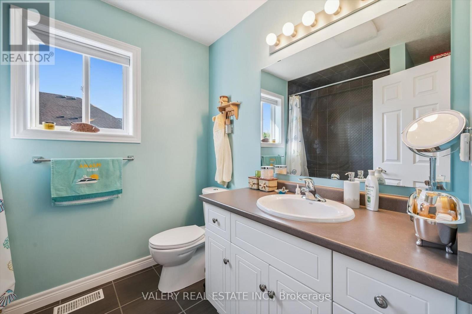 Four-piece main bathroom