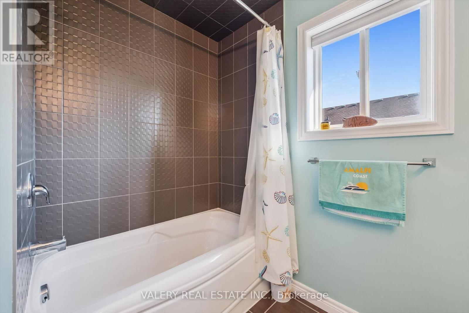Main bathroom tub and shower