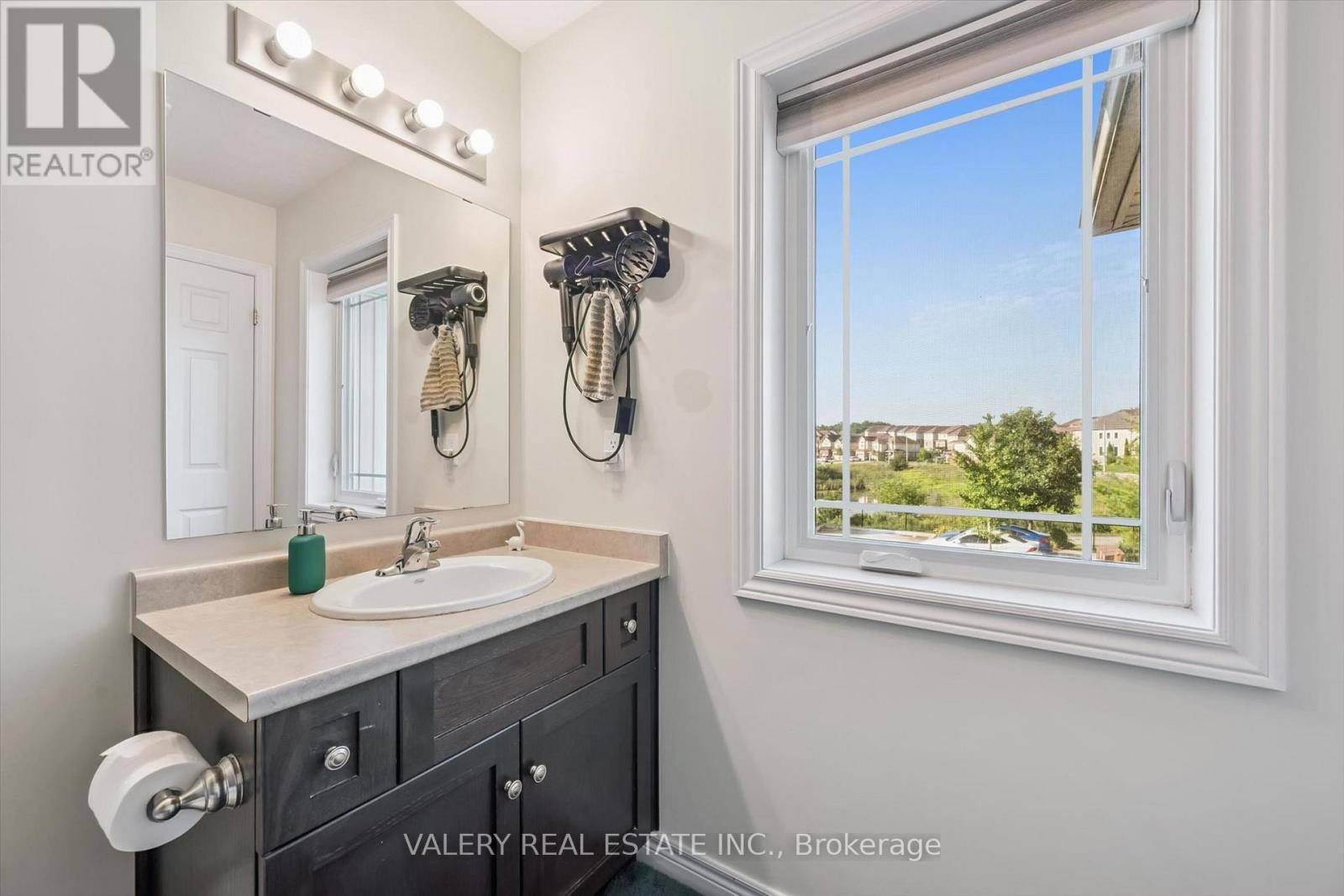 Ensuite vanity with window